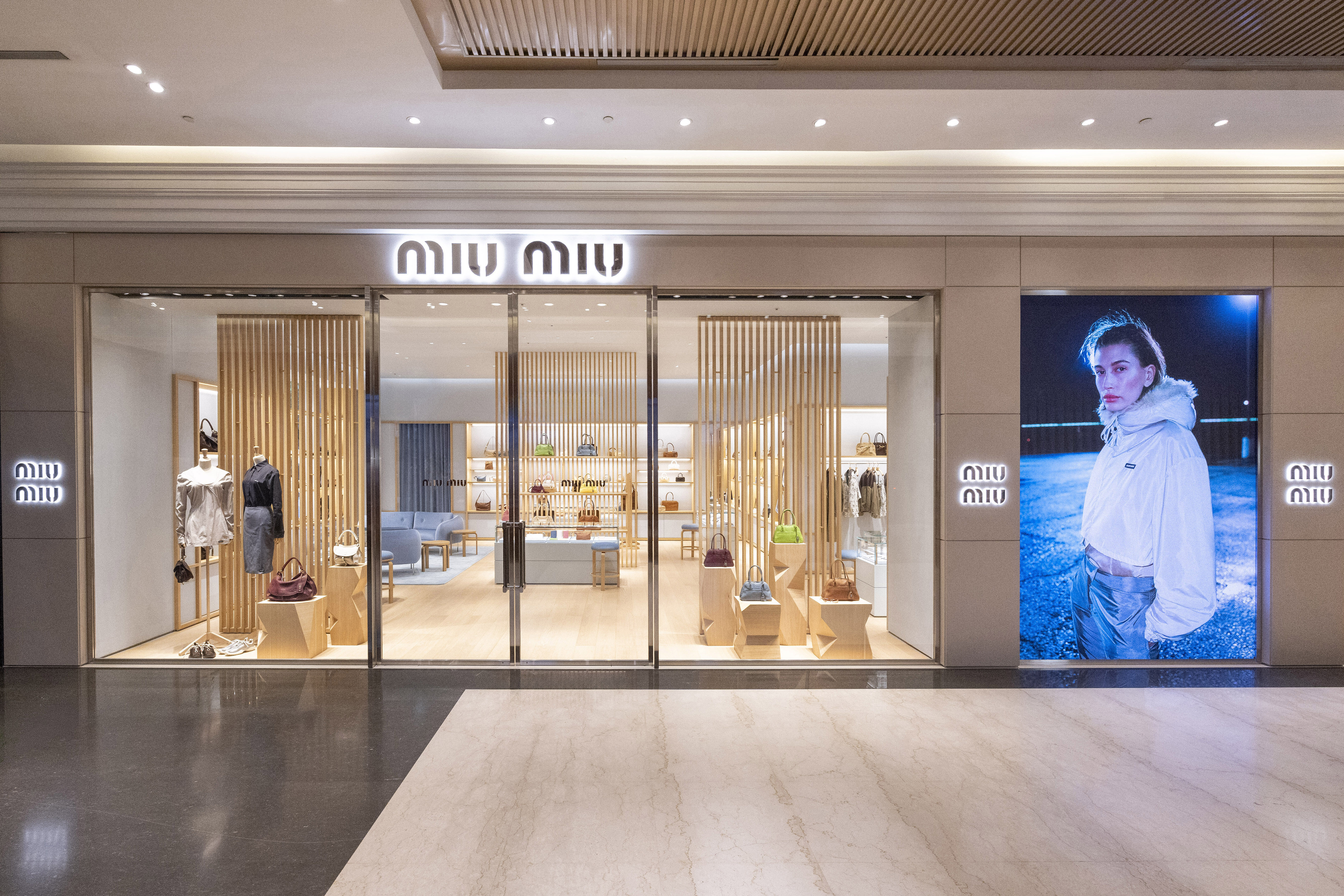 ▲▼ Miu Miu全台最大店微風南山必逛重點 。(圖/品牌提供)