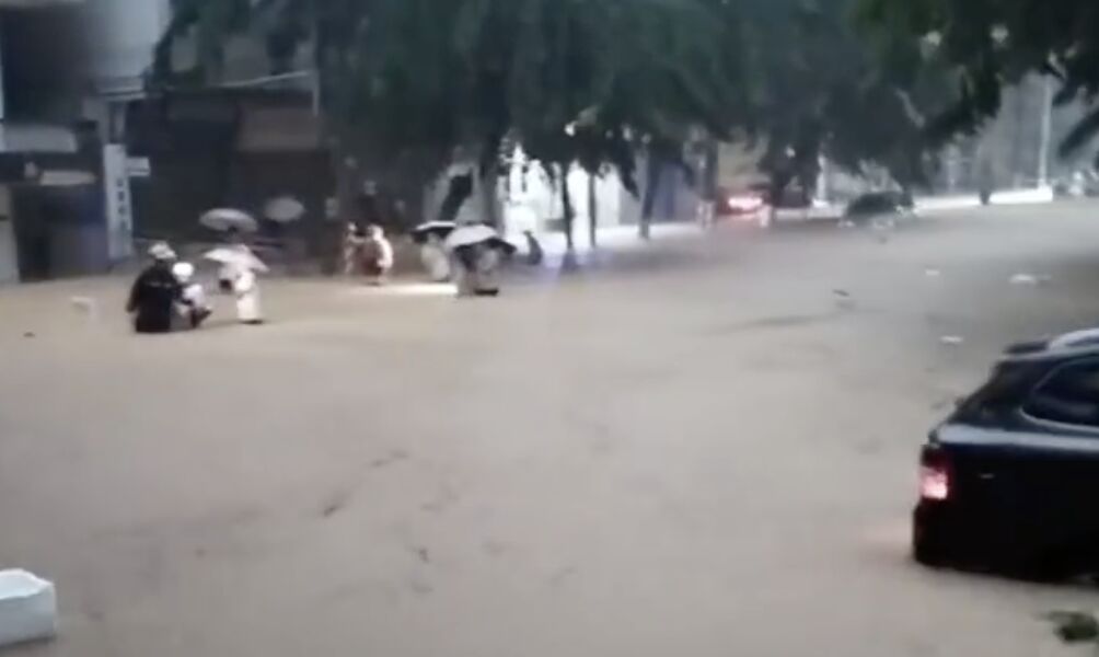 ▲海南五指山暴雨成災,市區淹成一片。(圖/翻攝央視)