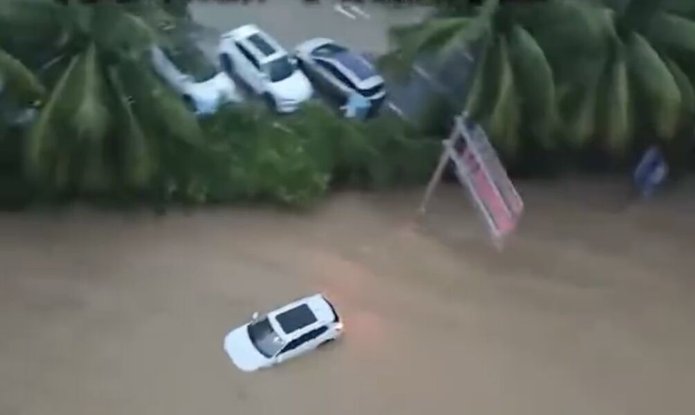 ▲海南五指山暴雨成災,市區淹成一片。(圖/翻攝央視)