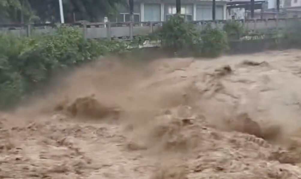 ▲海南五指山暴雨成災,市區淹成一片。(圖/翻攝央視)