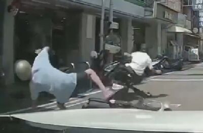 撞擊畫面曝！20歲騎士猴急跨雙黃線超車　擊落87歲翁2人噴飛