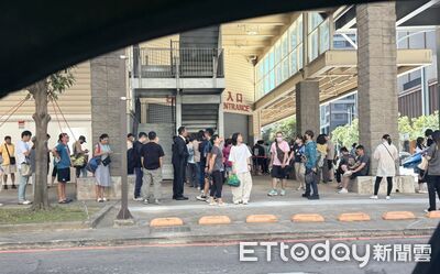 新竹好市多「周一早上9點」門口竟排滿人！他PO現場照：不用上班？