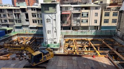 高雄驚見最強孤島宅! 18坪老透天拒售「未來被15層大樓夾擊」