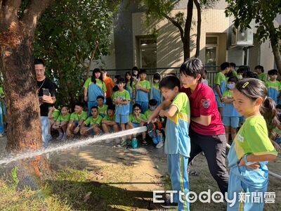 小小消防員出動!裕文國小學童拉水線射水 防災教育超有感