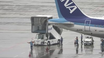 福岡機場擦撞驚魂!全日空班機「撞上塔梯車」 181名乘客被迫轉機