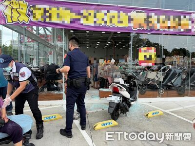 特斯拉撞過換機車！高雄水族賣場玻璃換好又碎　83歲嬤騎車破窗