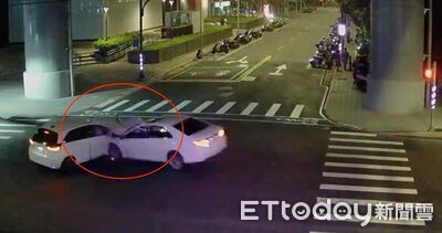 新北土城2白車相撞!2駕駛受傷1人骨折 撞擊畫面曝