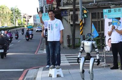 攜人形機器人拜票引注目　白參選人：AI應成未來城市的基礎建設