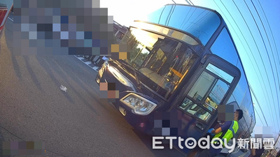 嘉義70歲校車司機身體不適釀禍！載學生連撞3電桿+轎車