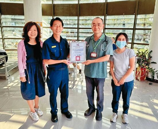 台南市新化區衛生所工作多樣，曾替新化區警察人員施打流感疫苗獲頒感謝狀，如今卻爆出進貨瘦瘦針流向不明爭議。（翻攝新化警好讚）