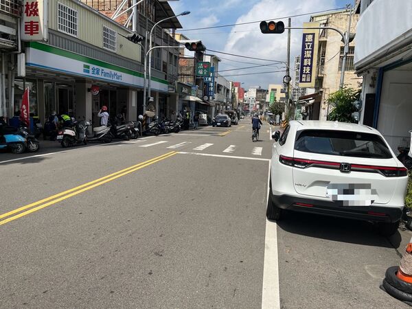 ▲彭姓年輕男子違規跨越雙黃線超車，撞倒左轉中的老翁機車，2人輕傷送醫。（圖／記者楊永盛翻攝）