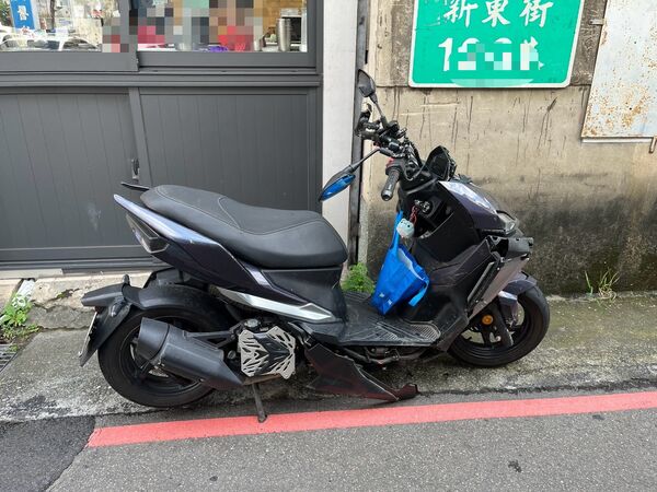 ▲彭姓年輕男子違規跨越雙黃線超車，撞倒左轉中的老翁機車，2人輕傷送醫。（圖／記者楊永盛翻攝）