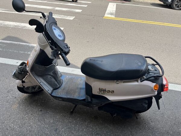 ▲彭姓年輕男子違規跨越雙黃線超車，撞倒左轉中的老翁機車，2人輕傷送醫。（圖／記者楊永盛翻攝）