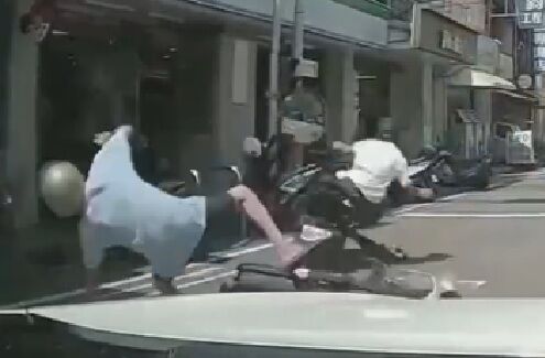▲彭姓男子違規跨越雙黃線撞上老翁機車，2人騰空倒地輕傷送醫。（圖／記者楊永盛翻攝）