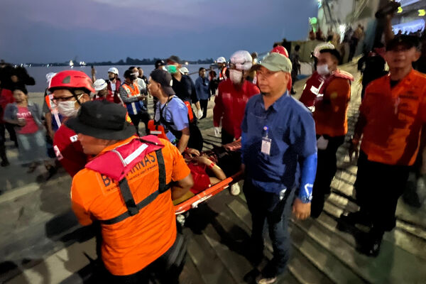 ▲▼印尼爪哇海（Java Sea）一艘載有超過240人的客貨渡輪13日在惡劣天候與風浪中翻覆。（圖／達志影像／美聯社）