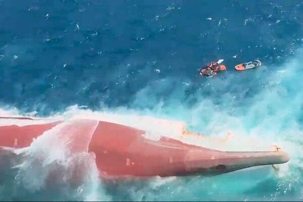 ▲▼印尼爪哇海（Java Sea）一艘載有超過240人的客貨渡輪13日在惡劣天候與風浪中翻覆。（圖／達志影像／美聯社）