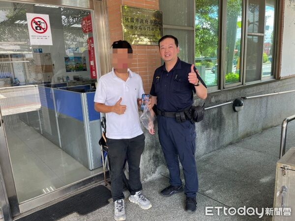 ▲幸好員警頂著烈日沿路徒步尋獲。（圖／龍潭警分局提供）