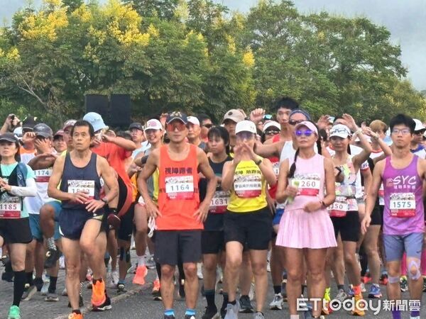 金色花海沸騰！13國2400跑者勇闖六十石山馬拉松 考驗速度耐力