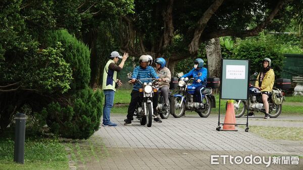 ▲▼術科考試挑戰騎乘循環檔機車以及揹著20公斤重物完成1500公尺跑走測驗,通過後才能繼續挑戰筆試與口試。(圖/花蓮分署提供,下同)