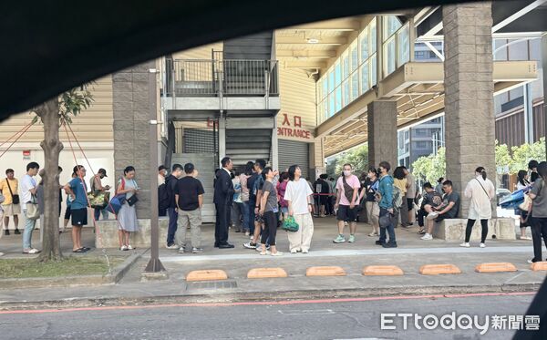 新竹好市多「周一早上9點」門口竟排滿人！他PO現場照：不用上班？