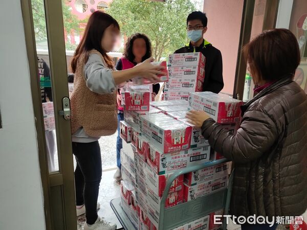 ▲相品建設8年累計捐贈近萬箱保久乳，陪伴南投家扶孩子健康成長。（圖／南投家扶中心提供）