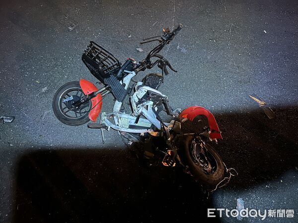 ▲台南市南區新樂路與新愛路口13日晚間發生死亡車禍，自小客車與同方向電動輔助自行車發生碰撞，造成1死2傷。（記者林東良翻攝，下同）