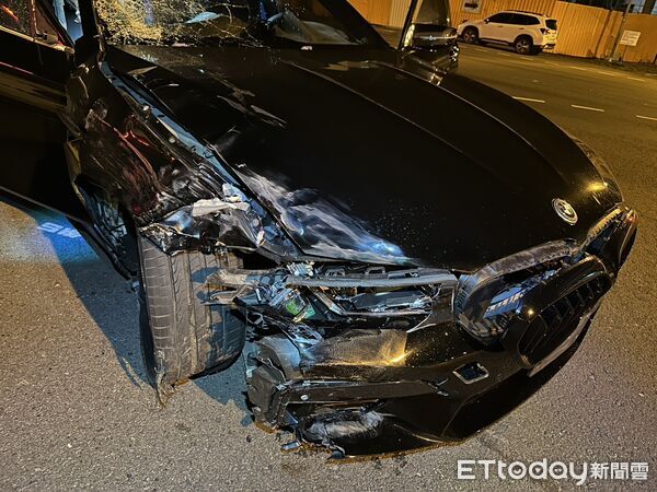 ▲台南市南區新樂路與新愛路口13日晚間發生死亡車禍，自小客車與同方向電動輔助自行車發生碰撞，造成1死2傷。（記者林東良翻攝，下同）