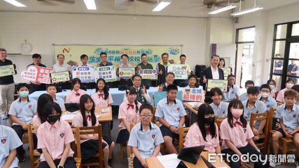 ▲台南市政府14日在金城國中舉辦「生生有平板、校校智慧學」記者會，市長黃偉哲與學生共同體驗平板融入課堂學習。（記者林東良翻攝，下同）