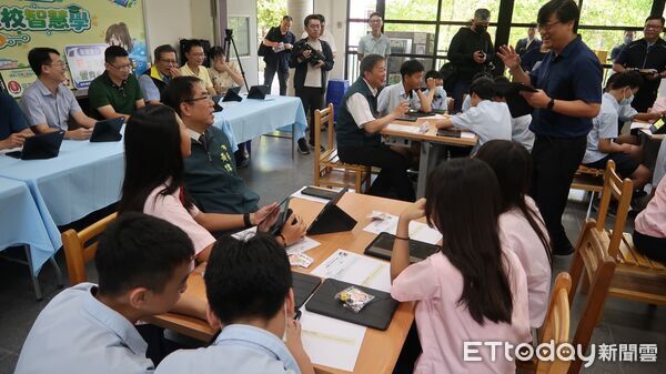 ▲台南市政府14日在金城國中舉辦「生生有平板、校校智慧學」記者會，市長黃偉哲與學生共同體驗平板融入課堂學習。（記者林東良翻攝，下同）