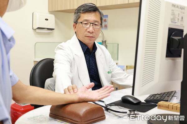 ▲57歲大學教授向楊成湛醫師求助並堅持先以中醫治療。（圖／門諾醫院，下同）