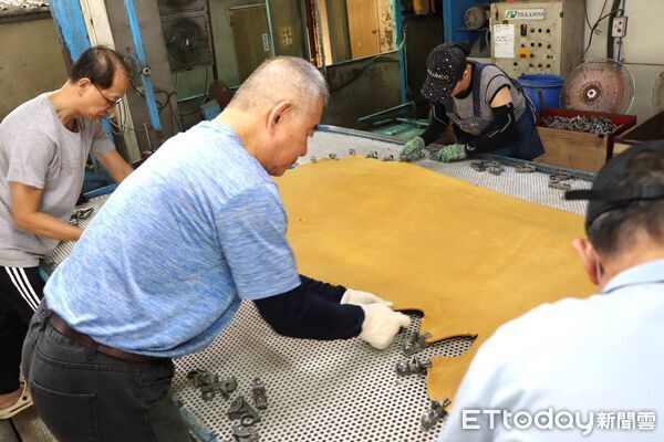 ▲67歲阿三（化名）離職當天便前往求職，經台南就業中心協助，順利進入皮革工廠擔任作業員。（記者林東良翻攝，下同）