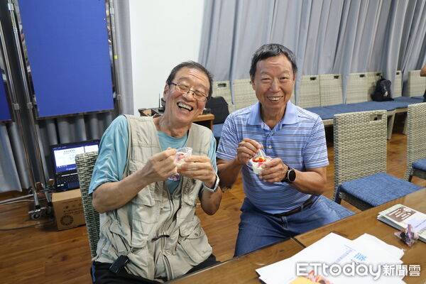 ▲▼長者們在課程中，透過正念以及接觸新事物，活絡人際互動並走出戶外，感受到由內到外的改變。（圖／慈濟醫學中心提供，下同）