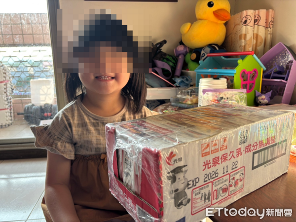 ▲相品建設每月固定捐贈愛心保久乳給家扶兒。（圖／南投家扶中心提供）