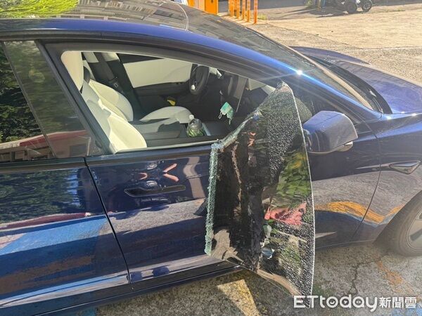 ▲▼車輛副駕駛座玻璃被整片拔下，維修費用不少。（圖／平鎮警分局提供）