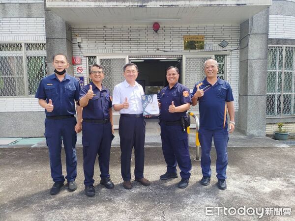 ▲台東縣警察局長林宏昇前往關山分局利稻、霧鹿派出所慰勤，向長期駐守南橫山區的員警致意。（圖／記者楊晨東翻攝）