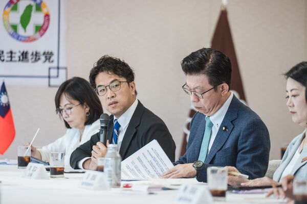 ▲▼民進黨與日本自民黨14日在東京舉辦「台日執政黨外交防衛政策對話」,台方由立法委員郭國文、沈伯洋、吳思瑤、陳冠廷及郭昱晴代表出席,日方則由自民黨外交部會長高木啓、台灣PT座長鈴木馨祐及代理座長山下貴司等代表對接。(圖/沈伯洋競總提供)