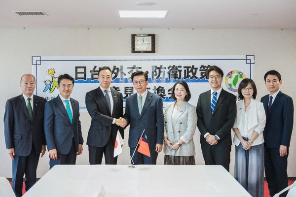 ▲▼民進黨與日本自民黨14日在東京舉辦「台日執政黨外交防衛政策對話」,台方由立法委員郭國文、沈伯洋、吳思瑤、陳冠廷及郭昱晴代表出席,日方則由自民黨外交部會長高木啓、台灣PT座長鈴木馨祐及代理座長山下貴司等代表對接。(圖/沈伯洋競總提供)
