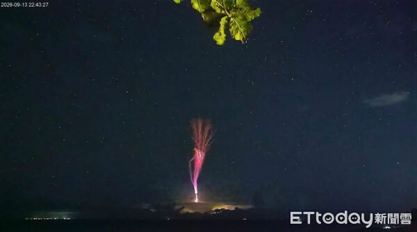 ▲東部海岸國家風景區管理處即時影像於深夜捕捉到「紅色精靈」現身台東東海岸夜空。（圖／記者楊晨東翻攝）