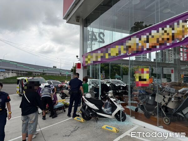 ▲▼高雄水族賣場遇難，阿嬤騎車撞破玻璃 。（圖／記者賴文萱翻攝）