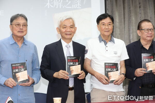 ▲▼ 郭禮伯之子郭貽熹出席黃清龍新書發表會。左起洪三雄、黃清龍、郭貽熹、黃澎孝 。（圖／記者劉耿豪攝）