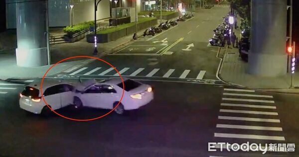 ▲▼監視器拍下2車撞擊瞬間，事故造成2車車頭嚴重毀損，駕駛均受傷送醫             。（圖／記者陳以昇翻攝）