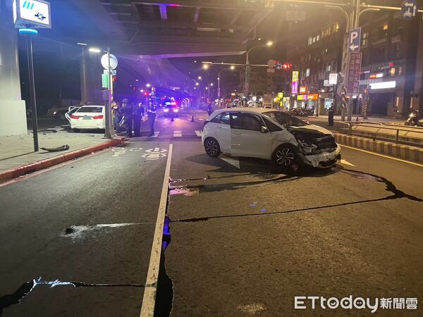 ▲▼監視器拍下2車撞擊瞬間，事故造成2車車頭嚴重毀損，駕駛均受傷送醫             。（圖／記者陳以昇翻攝）