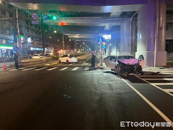 ▲▼監視器拍下2車撞擊瞬間，事故造成2車車頭嚴重毀損，駕駛均受傷送醫             。（圖／記者陳以昇翻攝）