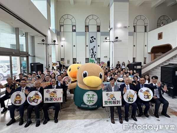 ▲台南人氣城市吉祥物「菜奇鴨」、「夜奇鴨」正式受任反賄大使，象徵選舉查察不分晝夜。（記者林東良翻攝，下同）