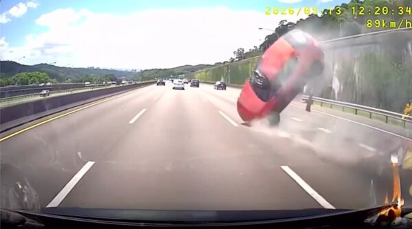 ▲▼後方車輛行車記錄器拍下翻車瞬間             。（圖／翻攝FB Rock Chu）