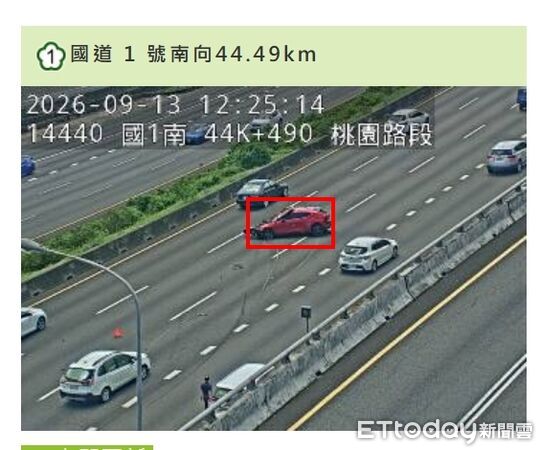 ▲▼郭男的紅色馬自達小客車車體毀損             。（圖／記者陳以昇翻攝）