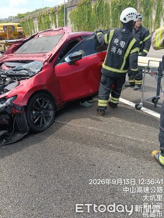 ▲▼郭男的紅色馬自達小客車車體毀損             。（圖／記者陳以昇翻攝）