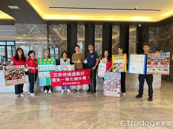 ▲台南市消防局麻豆消防分隊攜手麻豆防火宣導隊，走進轄內社區進行居家防火安全診斷。（記者林東良翻攝，下同）