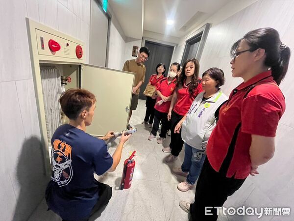 ▲台南市消防局麻豆消防分隊攜手麻豆防火宣導隊，走進轄內社區進行居家防火安全診斷。（記者林東良翻攝，下同）
