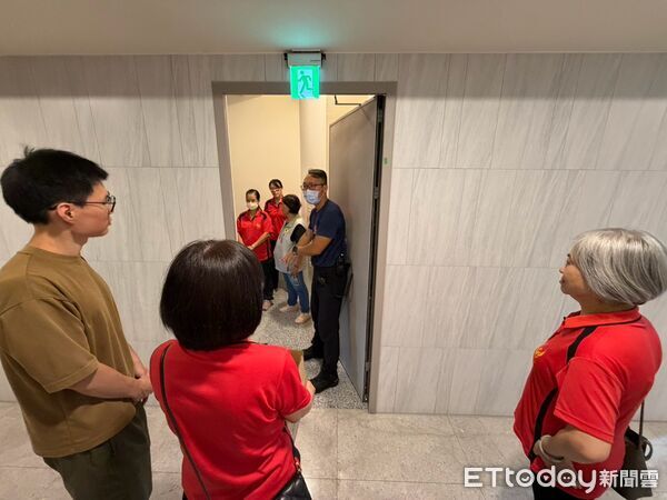 ▲台南市消防局麻豆消防分隊攜手麻豆防火宣導隊，走進轄內社區進行居家防火安全診斷。（記者林東良翻攝，下同）